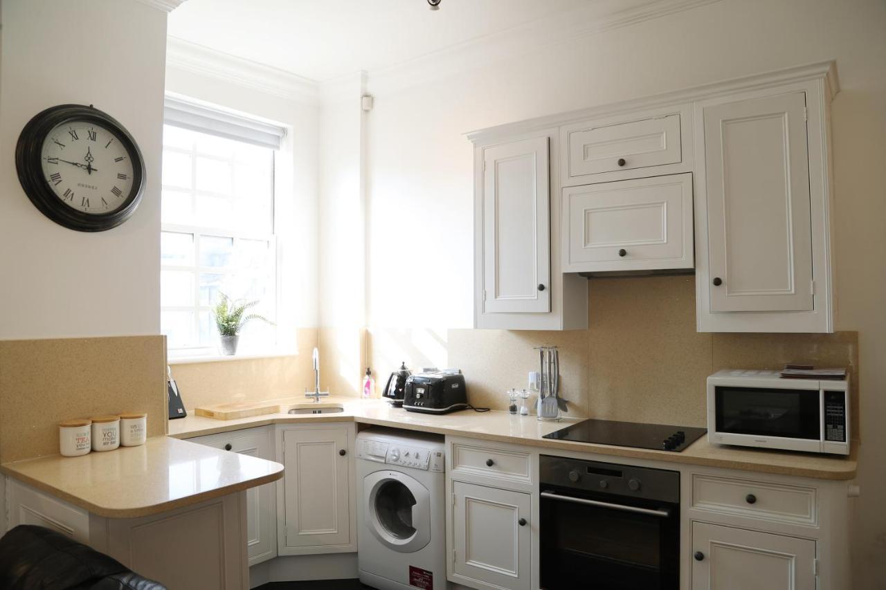 Letting Serviced Apartments - Guards View, 温莎 外观 照片